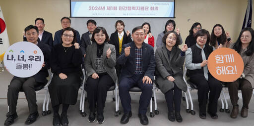 최근 인천시사회서비스원 관계자들이 올해 첫 민간사회복지기관과의 민간협력지원단 회의를 한 뒤 기념촬영을 하고 있다. 인천사서원 제공