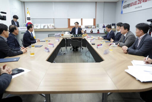 22일 고양특례시청 열린시장실에서 열린 ‘수도권 재편 메가시티 고양 특별위원회’ 위촉식 및 간담회에서 이동환 시장이 발언하고 있다. 고양특례시 제공