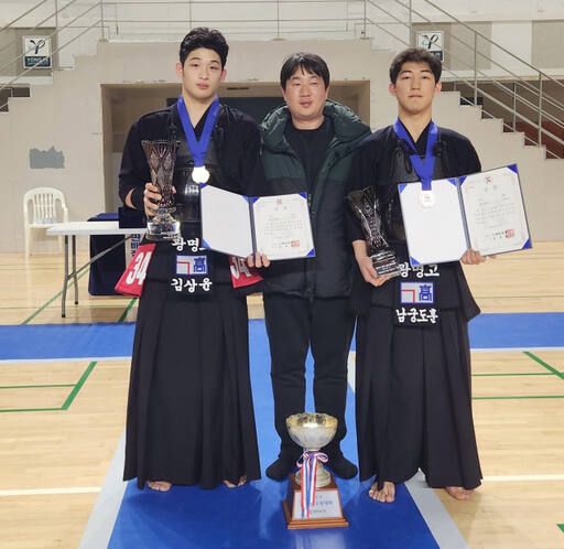 2024 전국검도왕대회 고등부서 1·3위를 차지한 광명고의 김상윤(왼쪽)과 남궁도훈(오른쪽)이 김영호 감독과 기념촬영을 하고 있다.광명고 제공