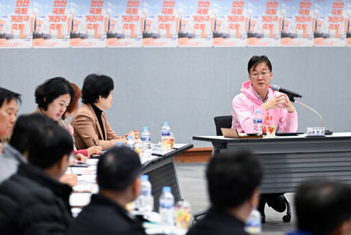 이민근 안산시장이 올해로 20주년을 맞는 국제거리극축제를 열린 축제로 준비하기 위해 중간보고회를 진행하고 있다. 안산시 제공