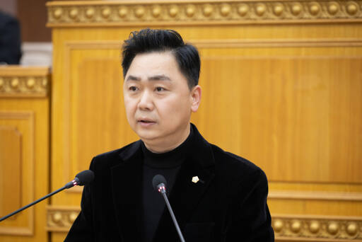 정희태 시의원이 제364회 임시회 제2차 본회의에서 대표발의한 ‘소비자를 위한 공정배달료 추진 건의안’에 대해 제안설명을 하고 있다./양주시의회 제공