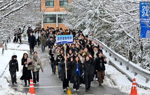 2024학년도 신입생 입학식이 열린 22일 오전 용인특례시 단국대학교 죽전캠퍼스에서 입학식을 마친 신입생들이 학과별 대학생활안내를 위해 이동하고 있다. 윤원규기자
