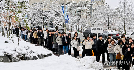 2024학년도 신입생 입학식이 열린 22일 오전 용인특례시 단국대학교 죽전캠퍼스에서 입학식을 마친 신입생들이 학과별 대학생활안내를 위해 이동하고 있다. 윤원규기자