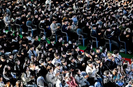22일 오전 용인특례시 단국대학교 죽전캠퍼스에서 열린 2024학년도 신입생 입학식에서 신입생들이 박수를 치고 있다. 윤원규기자