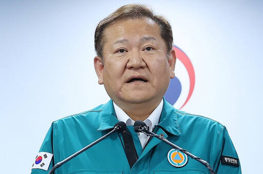 이상민 행안부 장관이 21일 오후 정부서울청사 브리핑룸에서 의료계 집단행동 관련 관계부처 합동브리핑을 하고 있다. 연합뉴스