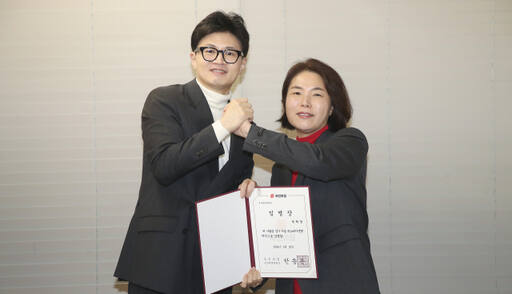 전희경 예비후보가 경기-서울 리노베이션 TF 위원 임명장을 받은 뒤 한동훈 비상대책위원장과 손을 맞잡고 경기북부 규제 폐지를 다짐하고 있다. 전희경 예비후보 제공