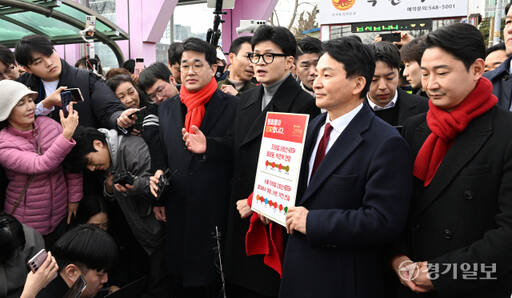 한동훈 국민의힘 비상대책위원장과 계양을 국민의힘 후보인 원희룡 전 국토교통부 장관이 23일 오후 인천 계양구 박촌역을 찾아 9호선 연장 공약 발언을 하고 있다. 조병석기자