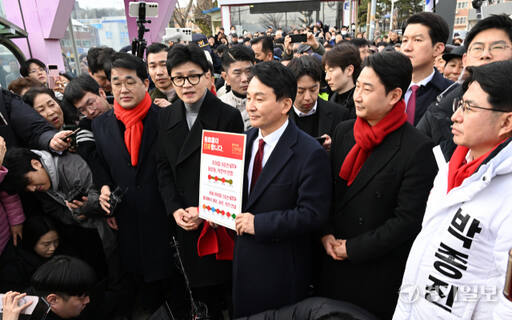 한동훈 국민의힘 비상대책위원장과 계양을 국민의힘 후보인 원희룡 전 국토교통부 장관이 23일 오후 인천 계양구 박촌역을 찾아 9호선 연장 공약 발언을 하고 있다. 조병석기자