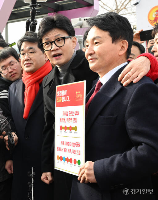 한동훈 국민의힘 비상대책위원장과 계양을 국민의힘 후보인 원희룡 전 국토교통부 장관이 23일 오후 인천 계양구 박촌역을 찾아 9호선 연장 공약 발언을 하고 있다. 조병석기자