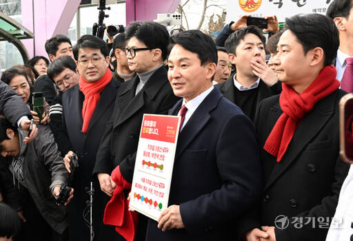 한동훈 국민의힘 비상대책위원장과 계양을 국민의힘 후보인 원희룡 전 국토교통부 장관이 23일 오후 인천 계양구 박촌역을 찾아 9호선 연장 공약 발언을 하고 있다. 조병석기자