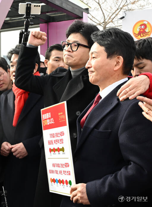 한동훈 국민의힘 비상대책위원장과 계양을 국민의힘 후보인 원희룡 전 국토교통부 장관이 23일 오후 인천 계양구 박촌역을 찾아 9호선 연장 공약 발언을 하고 있다. 조병석기자