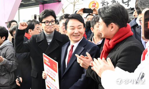 한동훈 국민의힘 비상대책위원장과 계양을 국민의힘 후보인 원희룡 전 국토교통부 장관이 23일 오후 인천 계양구 박촌역을 찾아 9호선 연장 공약 발언을 하고 있다. 조병석기자