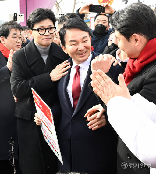 한동훈 국민의힘 비상대책위원장과 계양을 국민의힘 후보인 원희룡 전 국토교통부 장관이 23일 오후 인천 계양구 박촌역을 찾아 9호선 연장 공약 발언을 하고 있다. 조병석기자