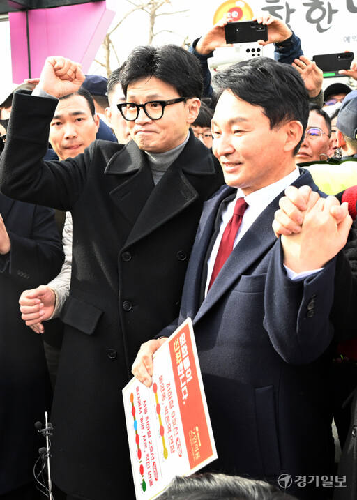 한동훈 국민의힘 비상대책위원장과 계양을 국민의힘 후보인 원희룡 전 국토교통부 장관이 23일 오후 인천 계양구 박촌역을 찾아 9호선 연장 공약 발언을 하고 있다. 조병석기자