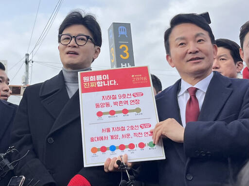 23일 한동훈 국민의힘 비상대책위원장과 원희룡 인천 계양을 예비후보가 박촌역에서 지하철 9호선 박촌역 연장 등 공약을 설명하고 있다.김샛별기자