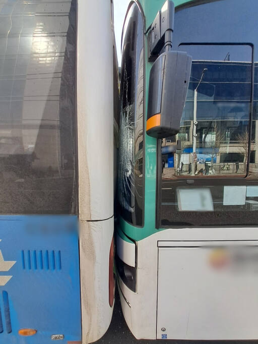 23일 낮 12시20분께 고양시 일산서구 주엽동의 한 버스정류장에서 버스 간 3중 추돌사고가 발생했다. 일산소방서 제공
