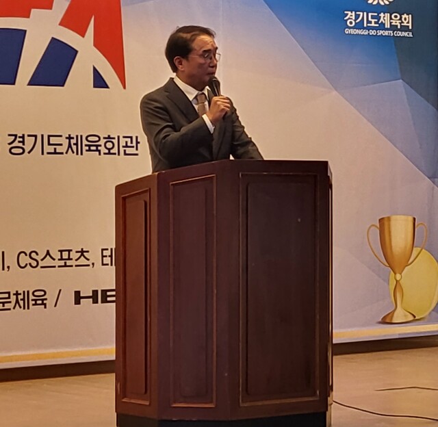 경기도테니스협회가 ‘2024년 유공자 시상식’서 김녹중 경기도테니스협회장이 인사말을 하고 있다.황선학기자