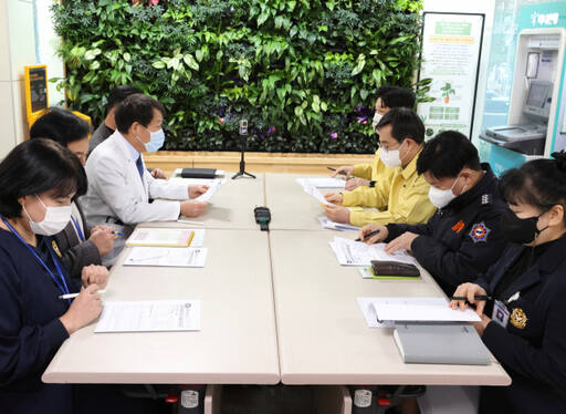 김동연 경기도지사가 24일 경기도의료원 수원병원을 찾아 현장 관계자들과 비상 진료 상황을 점검하고 있다. 경기도 제공