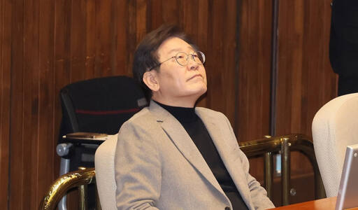 더불어민주당 이재명 대표가 19일 국회 본회의장에서 열린 임시국회 개회식에서 잠시 생각에 잠겨 있다. 연합뉴스