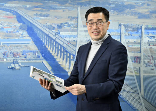 최원용 경기경제자유무역청장이 25일 경기경제자유구역청에서 경기일보와 인터뷰를 하고 있다.홍기웅기자