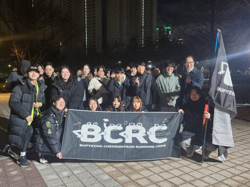 무소속 이성만 예비후보(부평구갑)가 최근 인천 부평구에 있는 부평공원에서 부평 청년들과 함께 ‘찾아가는 청년 간담회’를 마치고 기념촬영을 하고있다. 이 예비후보 제공