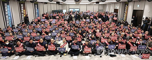 25일 오후 서울 용산구 대한의사협회에서 열린 '전국 의사 대표자 확대 회의 및 행진 행사'에서 참가자들이 구호를 외치고 있다. 연합뉴스