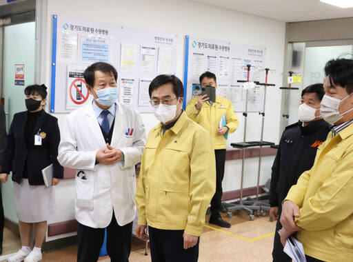 김동연 경기도지사가 지난 24일 의료계 집단행동과 관련해 경기도의료원 수원병원을 방문해 비상진료체계 가동 현황을 살펴보고 정일용 경기도의료원 원장 등 의료진에게 경기도민의 의료공백 최소화를 당부했다. 경기도 제공