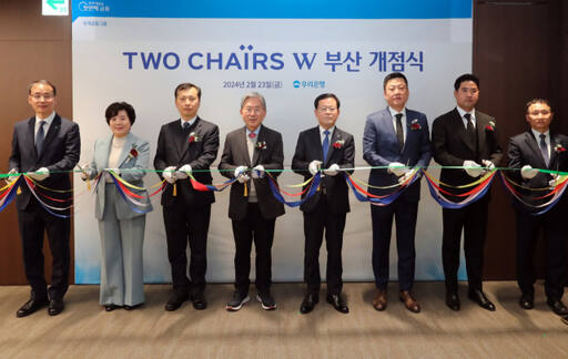 우리은행은 지난 23일 투체어스 W 부산 개점식을 시작으로 부산지역에서 맞춤형 자산관리 서비스를 시작했다. (왼쪽부터) 권민봉 우리은행 투체어스W부산 센터장, 송현주 우리은행 자산관리그룹 부행장, 김호진 KNN 전무, 정흥태 인당의료재단 이사장, 조병규 우리은행장, 우정철 금양상선 부사장, 장원삼 방송인, 남기천 우리자산운용 대표이사가 개점식에서 테이프 커팅식을 하고 있다. 우리은행
