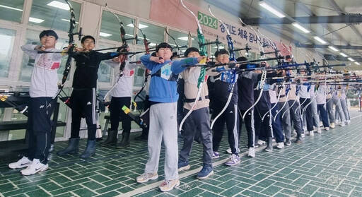 2024년 경기도 체육 꿈나무 육성사업의 일환으로 양궁 동계 합동훈련에 참가한 꿈나무들이 활시위를 당기고 있다.경기도양궁협회 제공
