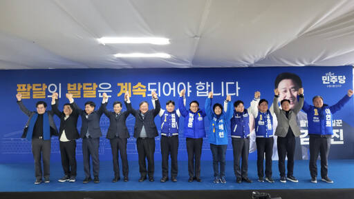수원병 3선에 도전하는 민주당 김영진 국회의원 예비후보(가운데)가 25일 자신의 선거사무소에서 지역 국회의원 등과 기념촬영을 하고 있다. 황호영기자