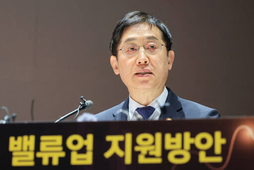 김주현 금융위원장이 26일 오전 서울 영등포구 여의도 한국거래소 컨퍼런스홀에서 열린 '한국 증시 도약을 위한 기업 밸류업 지원방안 1차 세미나'에 참석해 축사하고 있다. 연합뉴스