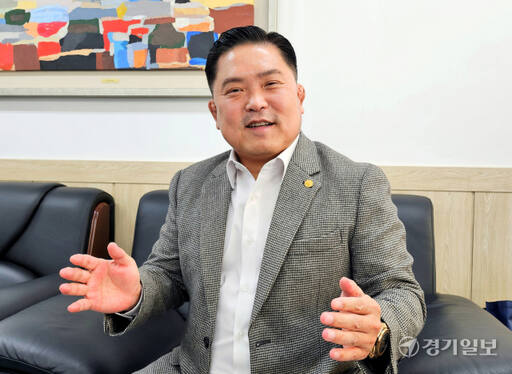 김기석 법무부 법사랑위원 기흥지구협의회 회장이 경기일보와 인터뷰를 진행하고 있다. 송상호기자