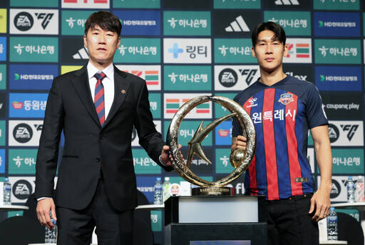26일 열린 2024 K리그1 미디어데이 행사에서 김은중 수원FC 감독(왼쪽)과 주장 이용이 선전을 다짐하며 포즈를 취하고 있다.연합뉴스