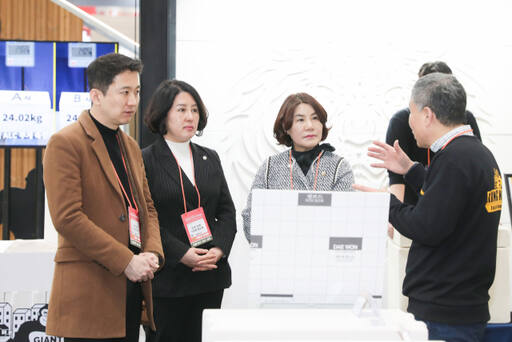 안산시의회 송바우나 의장 등은 최근 킨텍스에서 개최된 2024 코리아 빌드 위크를 참관하면서 행사에 참여한 관내 기업을 격려했다. 안산시의회 제공