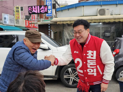 지역 주민들과 소통하고 있는 국민의힘 최돈익 전 당협위원장. 본인 제공
