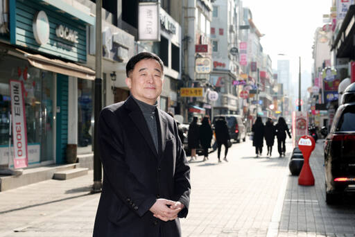 안양1번가를 둘러보고 있는 더불어민주당 강득구 의원. 본인 제공