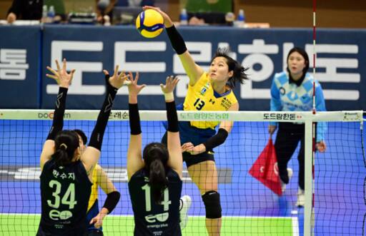 여자 프로배구 선두 수원 현대건설이 28일 4위 서울 GS칼텍스를 상대로 1위 굳히기를 위한 승점3 승리에 도전한다. 사진은 지난 4라운드 양팀의 경기 모습.KOVO 제공
