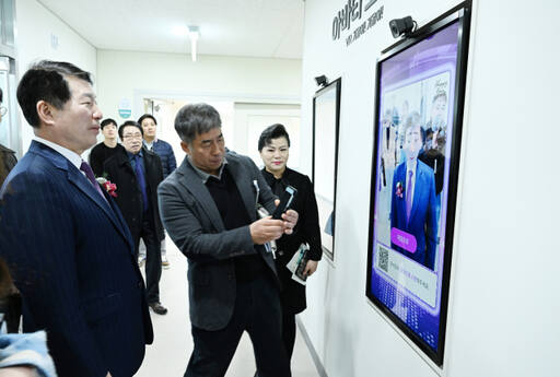 구리시는 최근 청소년 문화의 집 4층에 디지털 신기술 가상현실 체험공간인 ‘메타버스 체험관’을 개관한 후 백경현 시장이 관계자들로부터 ‘메타버스 체험관에 대해 설명을 듣고 있다. 구리시청 제공.