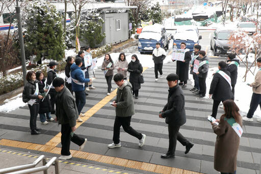 한국남동발전 영흥발전본부가 최근 경기 시흥시 정왕동 오이도역에서 지하철 이용자를 대상으로 에너지절약 캠페인을 벌이고 있다. 본부 제공