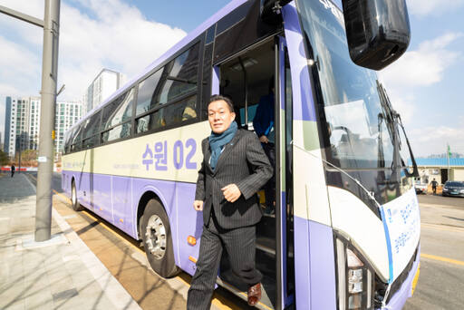 이재준 수원특례시장이 광역콜버스에서 내리고 있다. 수원특례시 제공