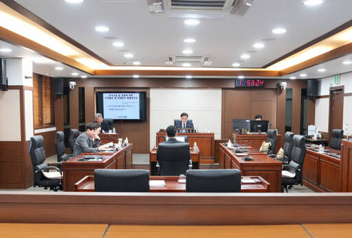 포천시의회 군사시설 등 운용에 따른 지역발전 및 피해방지 특별위원회가 26일 시의회에서 회의를 열고 정부의 군사시설보호구역 해제에 따른 방안을 논의하고 있다. 포천시의회 제공