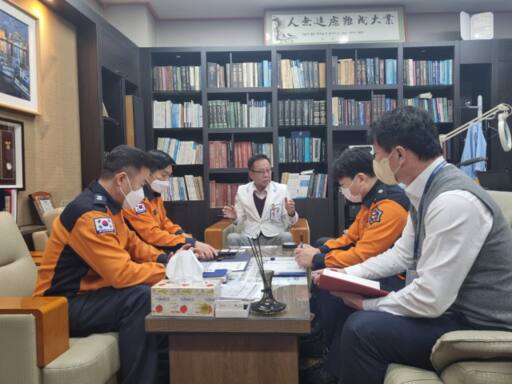 오산소방서가 오산시 소재 한국병원과 27일 오전 의료안전컨설팅을 실시하는 모습. 오산소방서 제공.