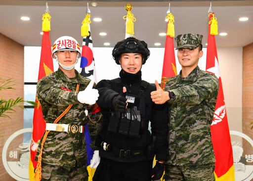 왼쪽부터 석진욱 해병, 이주희 중위, 서성구 중위. 해병대 제2사단 제공.