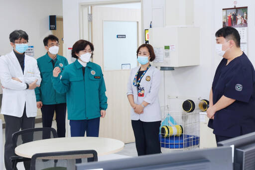 김보라 안성시장이 27일 응급의료기관인 경기도의료원 안성병원을 방문해 의료진을 격려하고 있다. 안성시 제공