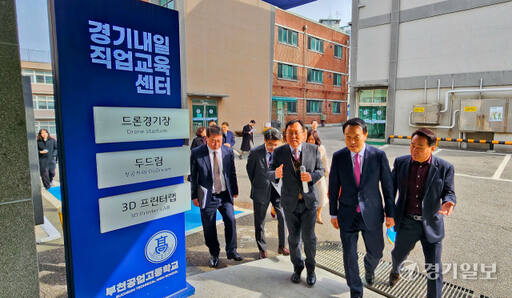 임태희 경기도교육감이 27일 부천공업고등학교를 둘러보고 있다. 이날 임 교육감은 ‘경기도 직업계고 미래교육 재구조화’ 추진 계획을 발표했다. 경기도 직업계고 미래교육 재구조화는 학령인구 감소와 산업구조 변화에 따라 108개 직업계고등학교를 미래형 직업교육 모델학교 70개교로 전환하고 취․창업센터를 설립하는 등 7년 계획을 가진 전국 최초 정책 사업이다. 윤원규기자