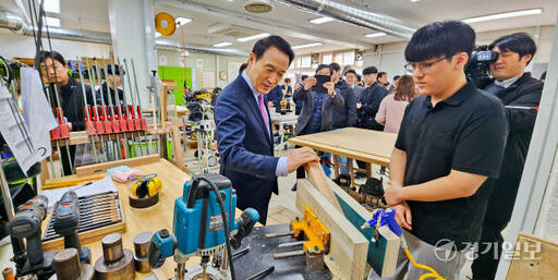 임태희 경기도교육감이 27일 부천공업고등학교 실습실을 둘러보고 있다. 이날 임 교육감은 ‘경기도 직업계고 미래교육 재구조화’ 추진 계획을 발표했다. 경기도 직업계고 미래교육 재구조화는 학령인구 감소와 산업구조 변화에 따라 108개 직업계고등학교를 미래형 직업교육 모델학교 70개교로 전환하고 취․창업센터를 설립하는 등 7년 계획을 가진 전국 최초 정책 사업이다. 윤원규기자