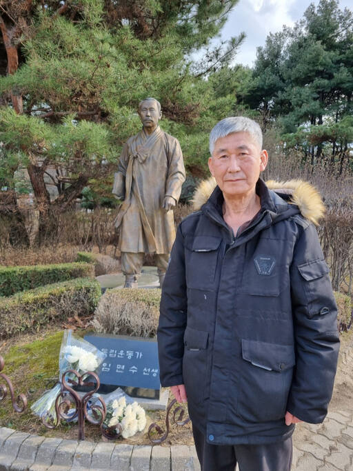 할아버지의 동상을 찾은 손자 임병무씨. 수원특례시 제공