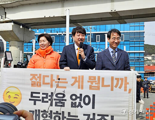 (왼쪽부터) 개혁신당 이준석 당대표, 양향자 원내대표(용인갑 예비후보), 이원욱 국회의원이 27일 낮 12시께 용인특례시 처인구 용인중앙시장을 찾아 시민들을 격려하고 있다. 송상호기자