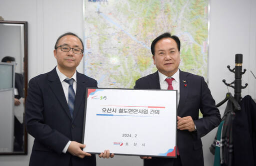 이권재 오산시장(왼쪽)이 윤진환 국토부 철도국장에게 오산시 철도사업 추진을 건의하고 있다. 오산시 제공