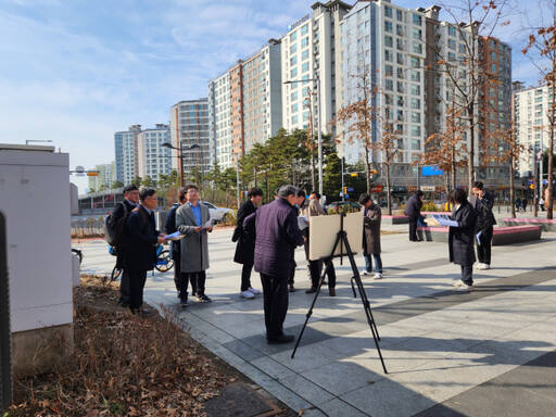 대도시권광역교통위원회와 한국개발연구원 직원들이 27일 성남시청에서 위례~삼동선 역사 예정지를 둘러 보고 있다. 광주시 제공